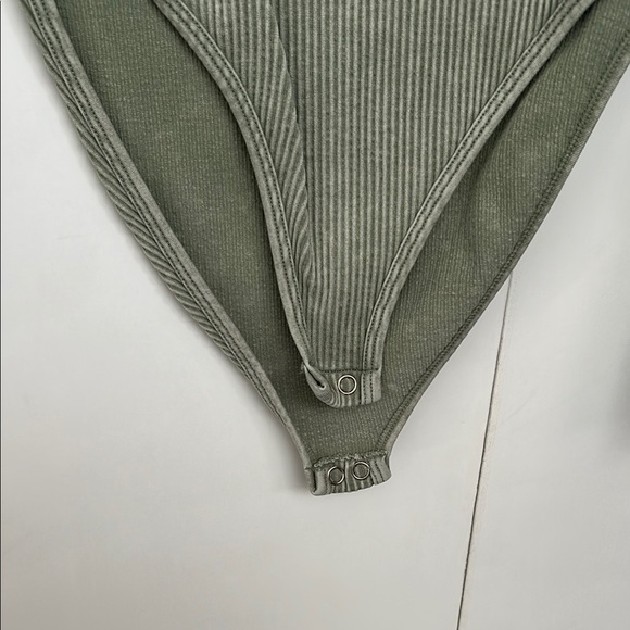 Stylish Olive Ribbed Bodysuit forever 21 long sleeve open back - Picture 2 of 7
